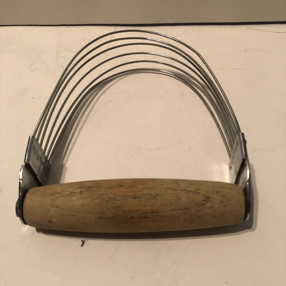 Vintage pastry dough cutters to cut lard into flour for that perfect pie. - Picture 6 of 9